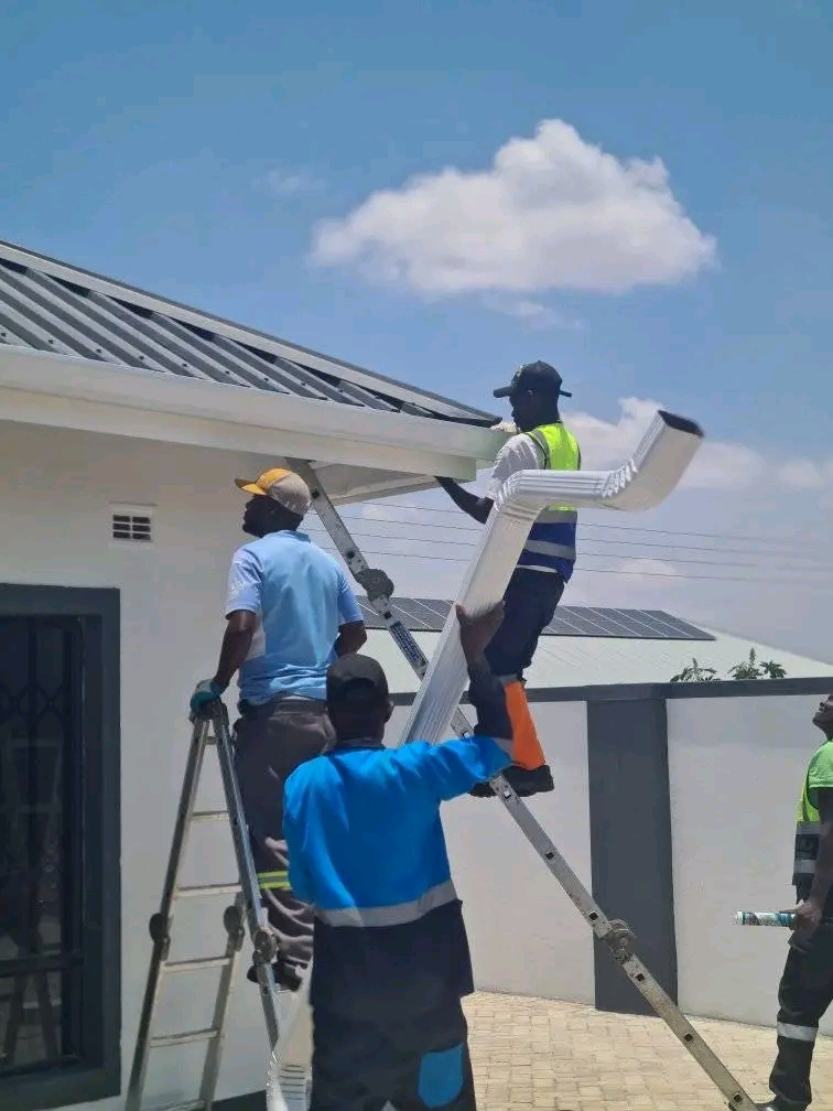 RealView crew fitting a seamless gutter run